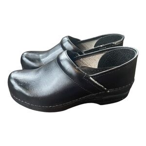 DANSKO MATTE BLACK LEATHER PROFESSIONAL HEALTHCARE SLIP ON CLOGS SZ 39 (8.5-9)